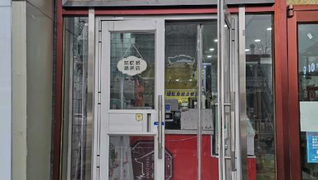 临街店面，量大，美食城一楼。水吧转让