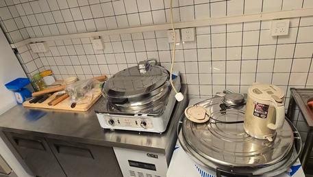 临街旺铺出租！8㎡精装现铺，紧邻天坛南门、医院、学校