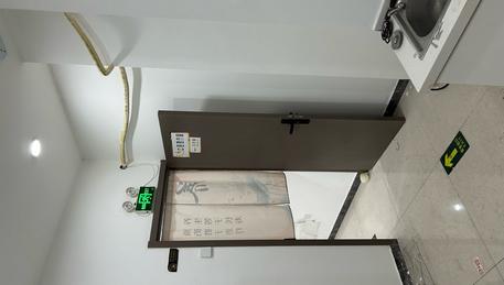 附近居民集中，多个社区交通银行学校都有！
