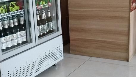 临街饭店转让，可干早点小吃。中餐。临街