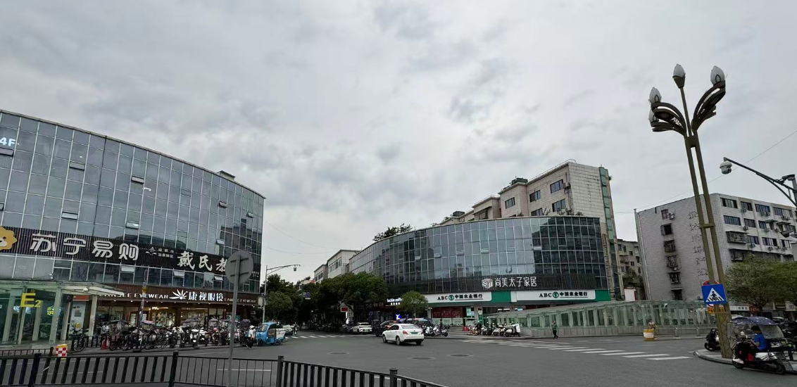 龙泉驿地铁出口十字路口旺铺招租（可分租）
