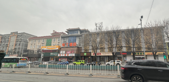 良乡500平商铺招租，行业不限制，免租期半年