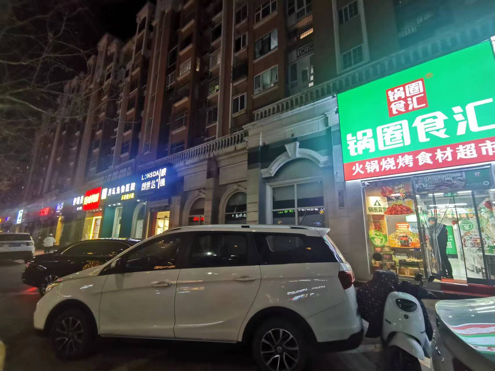 成熟商业街底商大门头商铺空转超市,美容除餐饮全业态