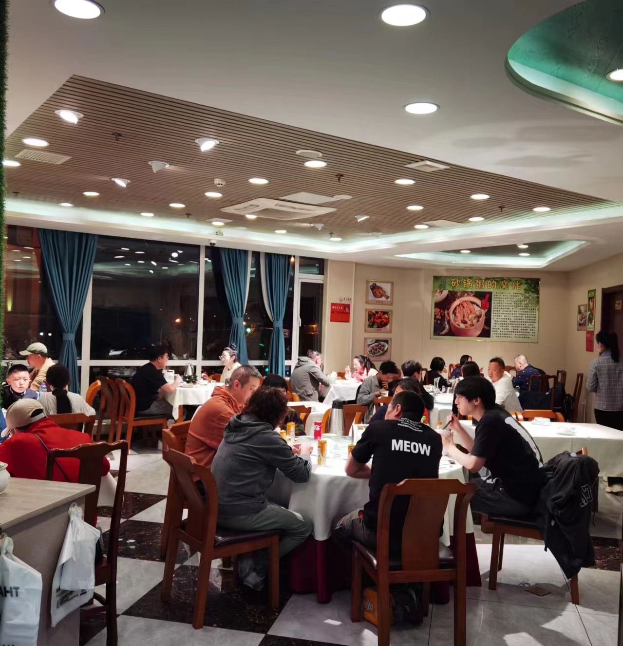 朝阳十字路口四年老店临街餐饮店转让
