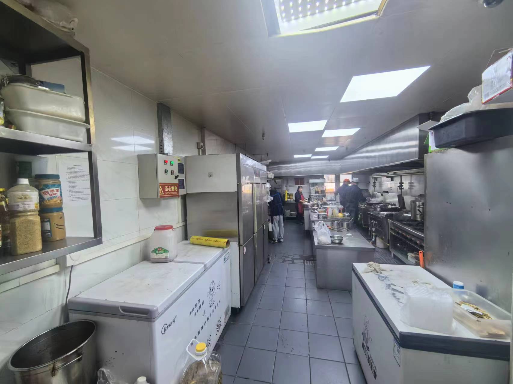朝阳十字路口四年老店临街餐饮店转让