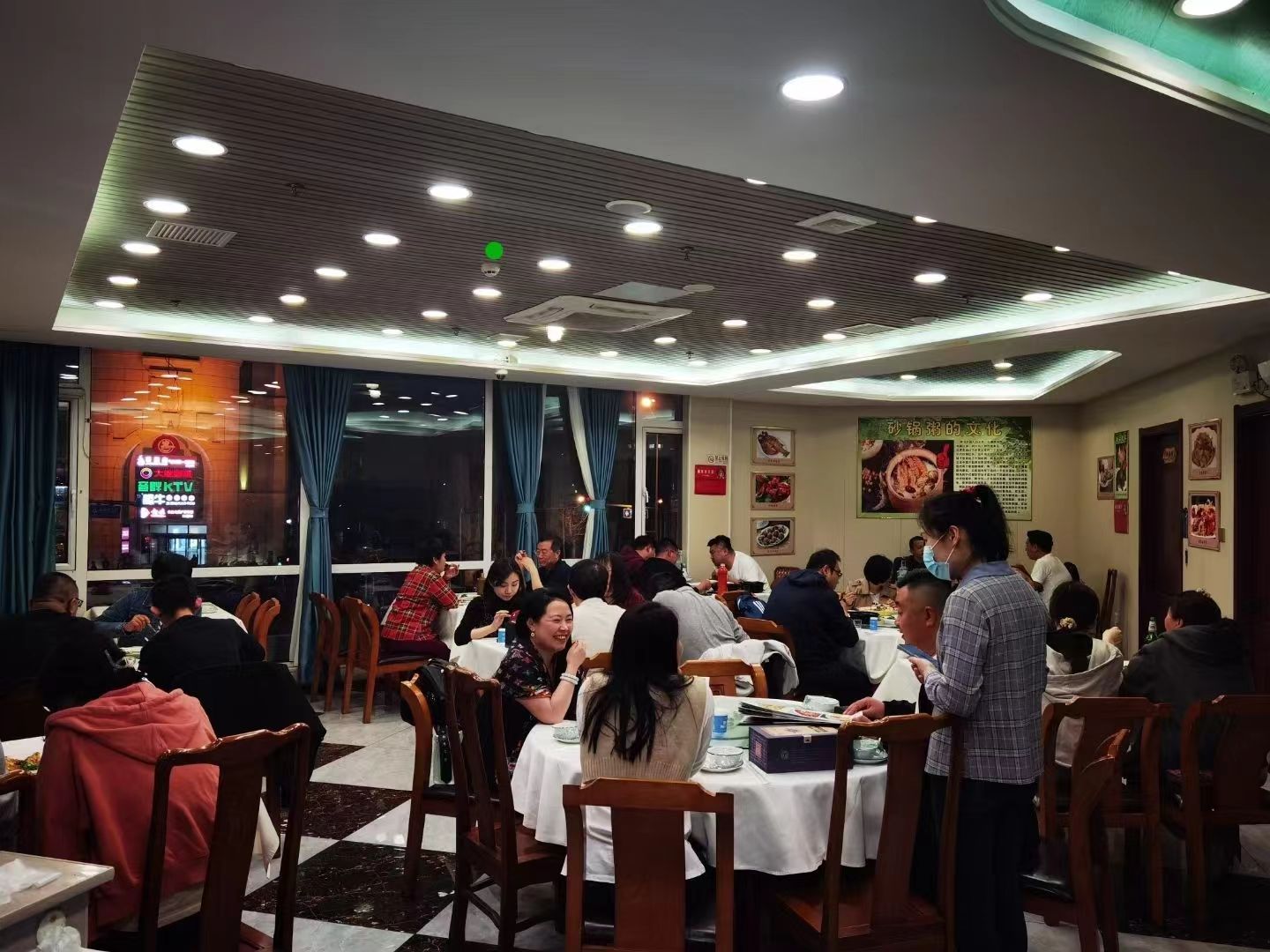 朝阳十字路口四年老店临街餐饮店转让