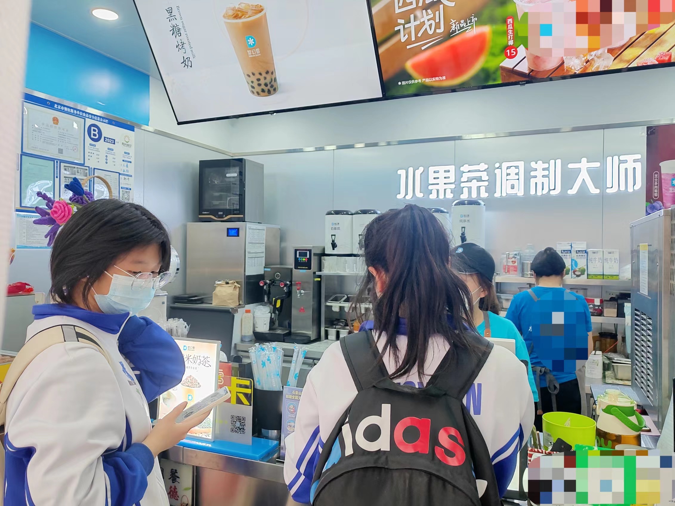 石景山临街店铺空转 奶茶店空转 旁边就是学校可外摆