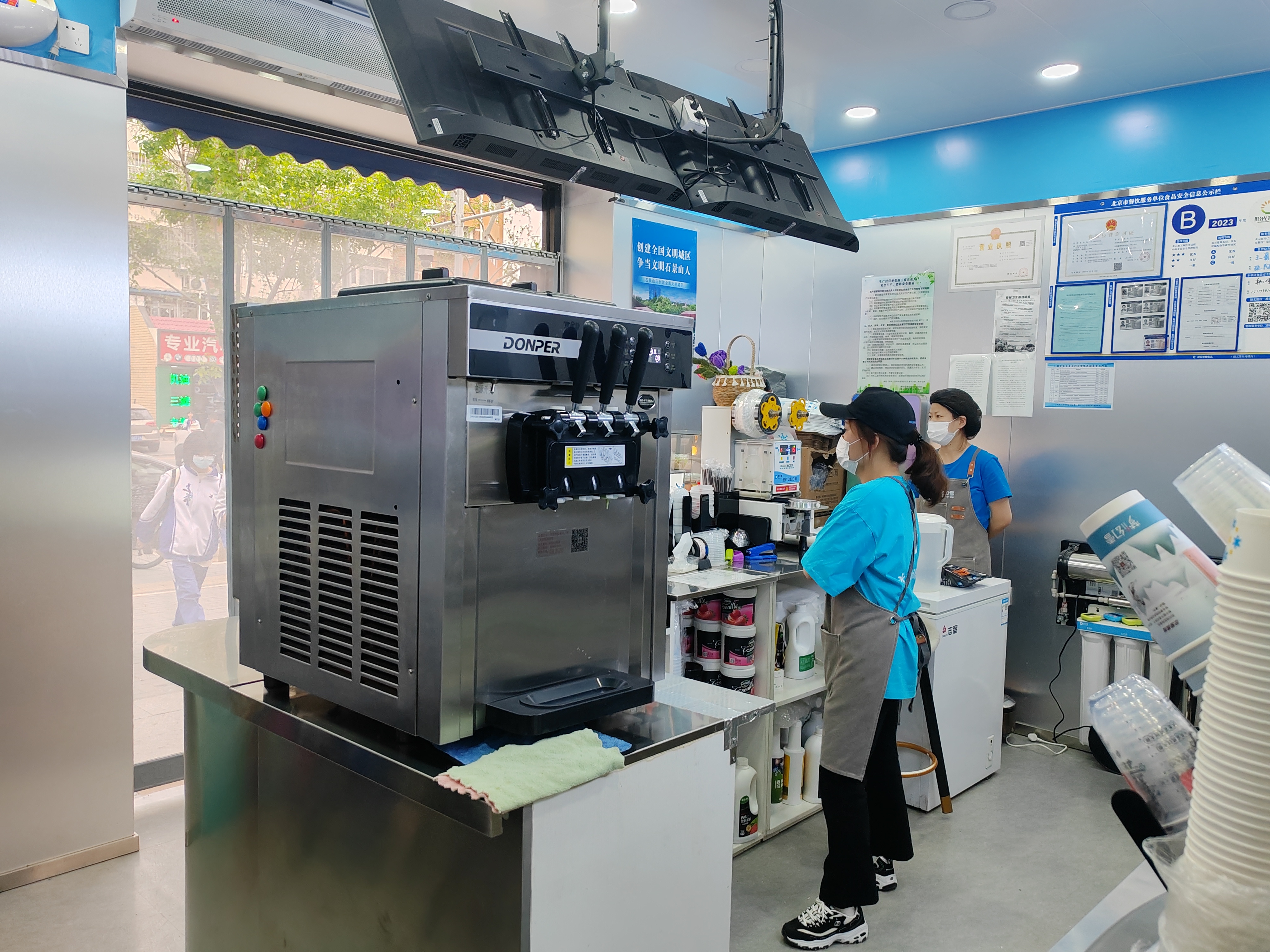石景山临街店铺空转 奶茶店空转 旁边就是学校可外摆