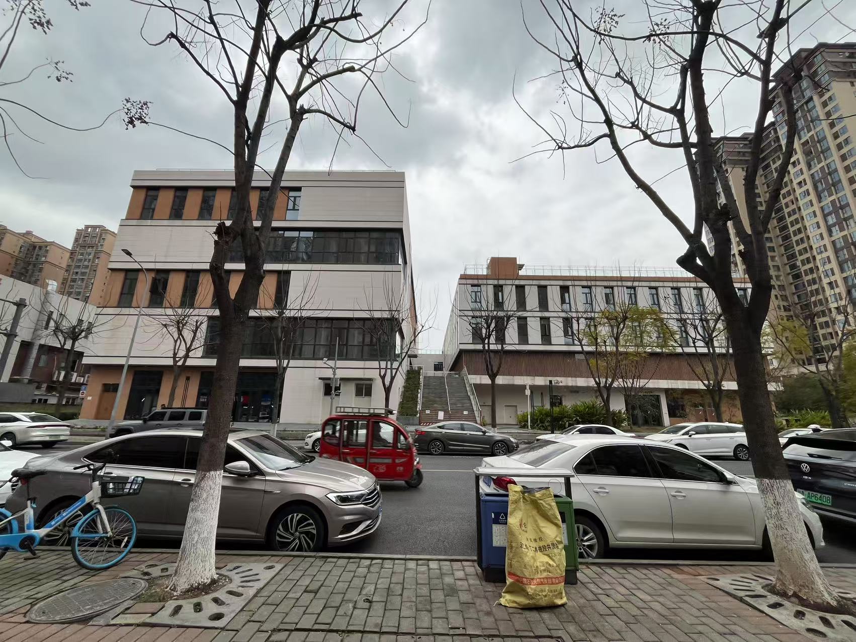 高新区中和临街一拖二瘦身店铺转让