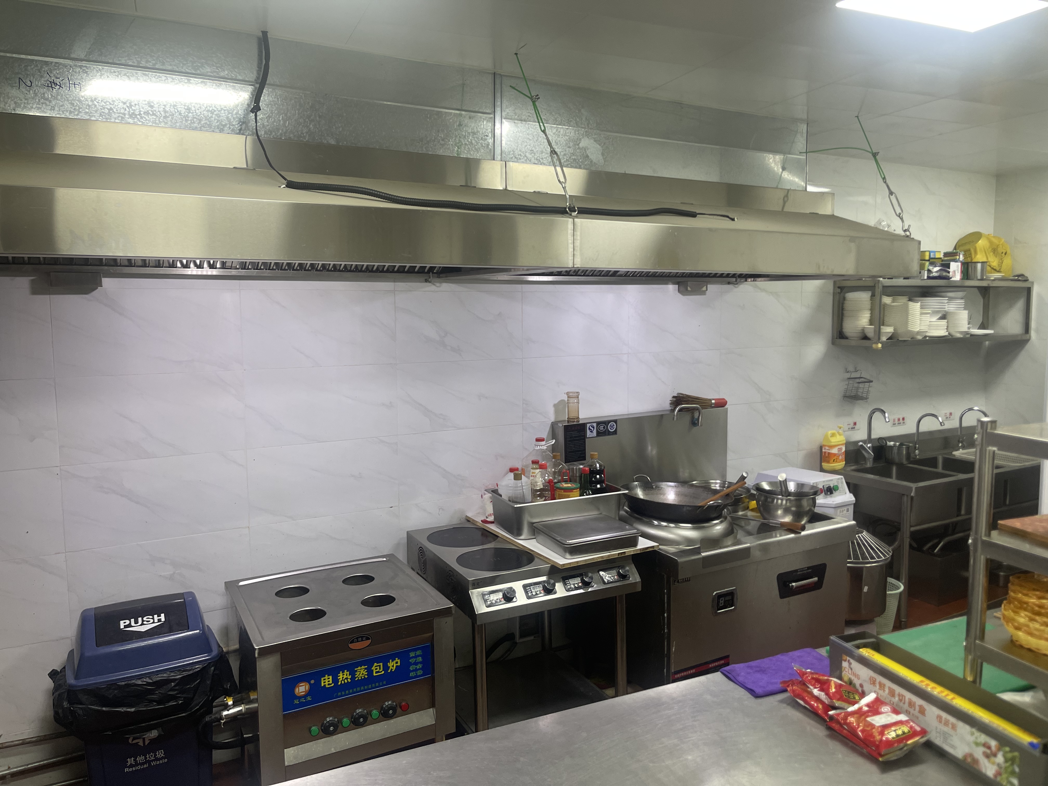 丰台80平临主街地铁口餐饮旺铺转让，店面装修设备齐全