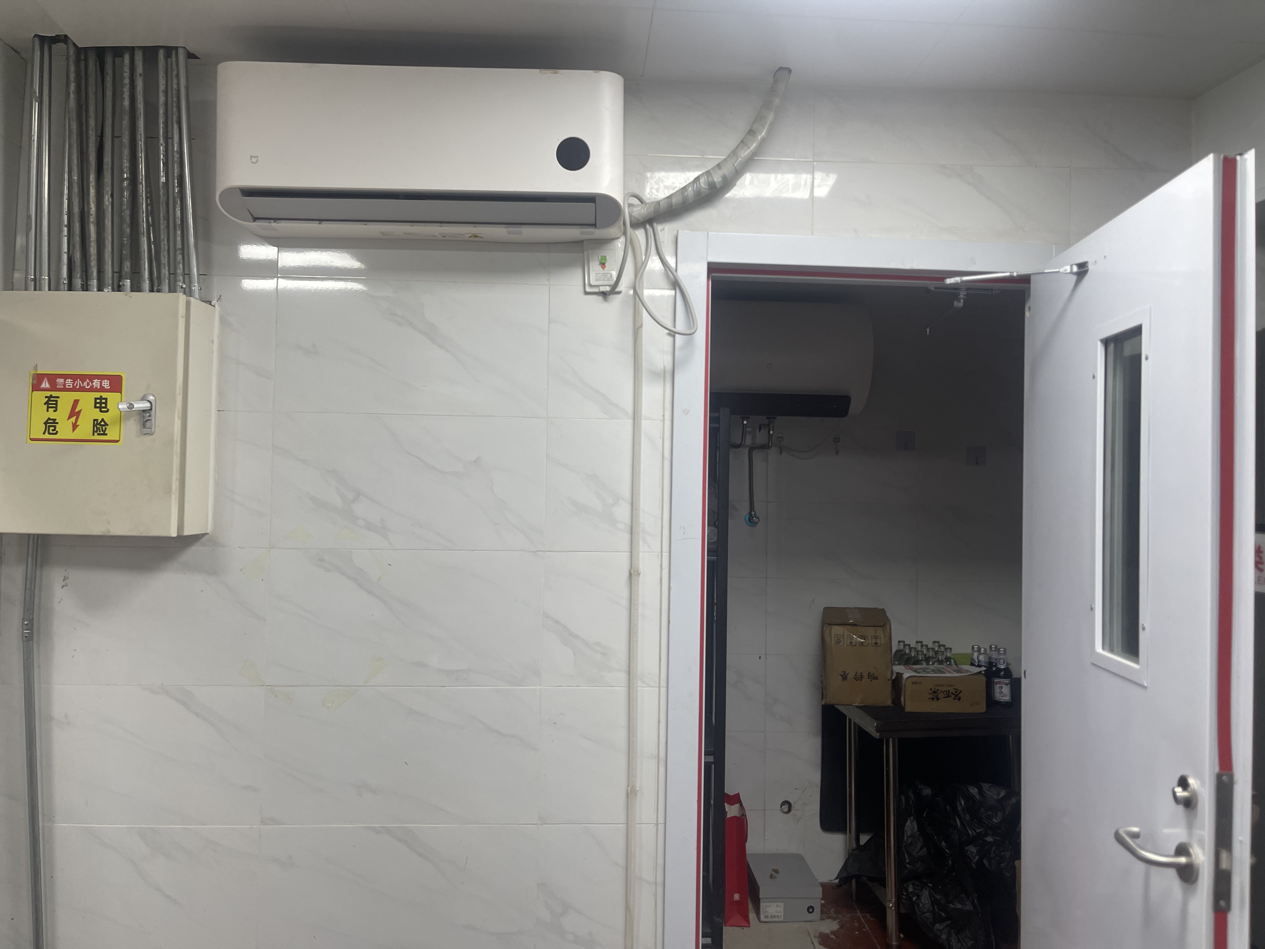 丰台80平临主街地铁口餐饮旺铺转让，店面装修设备齐全
