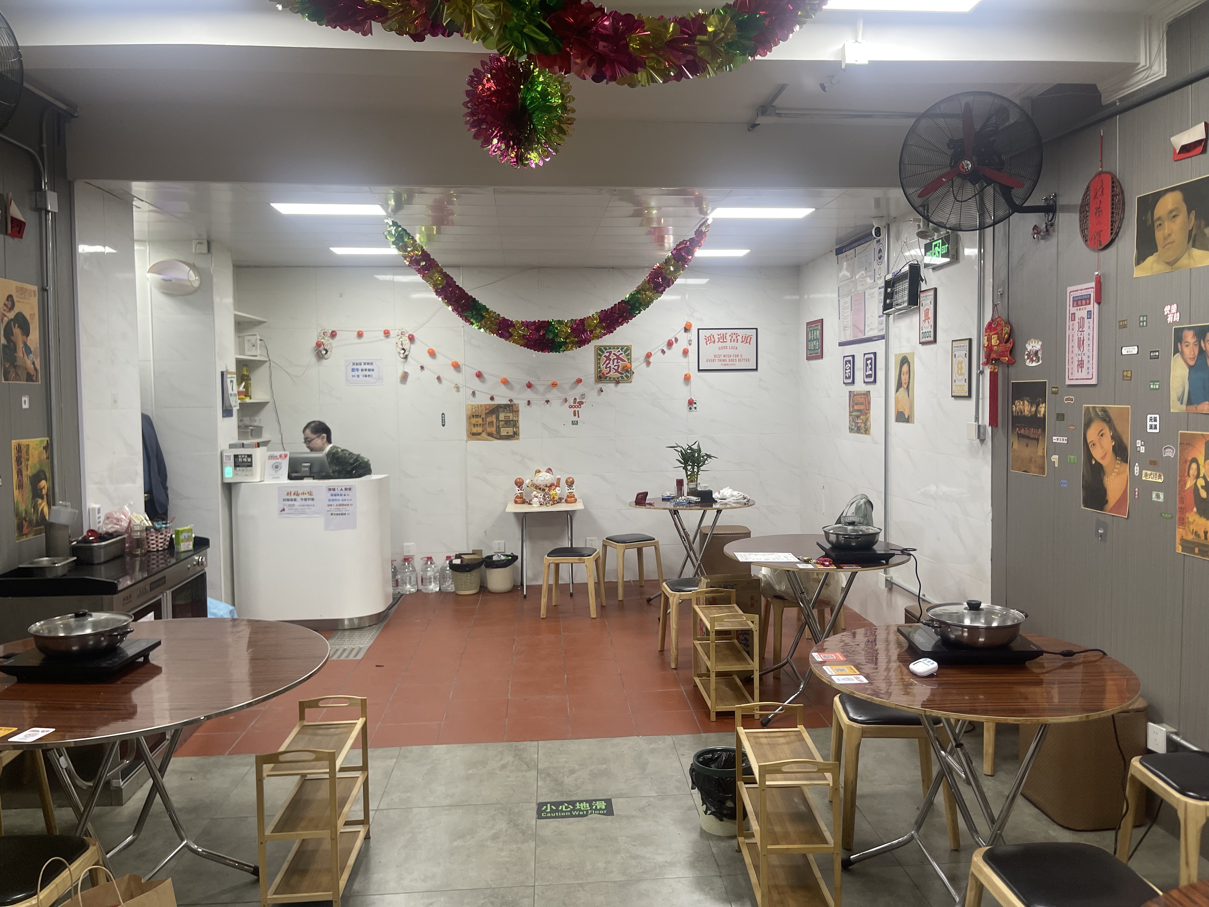 丰台80平临主街地铁口餐饮旺铺转让，店面装修设备齐全