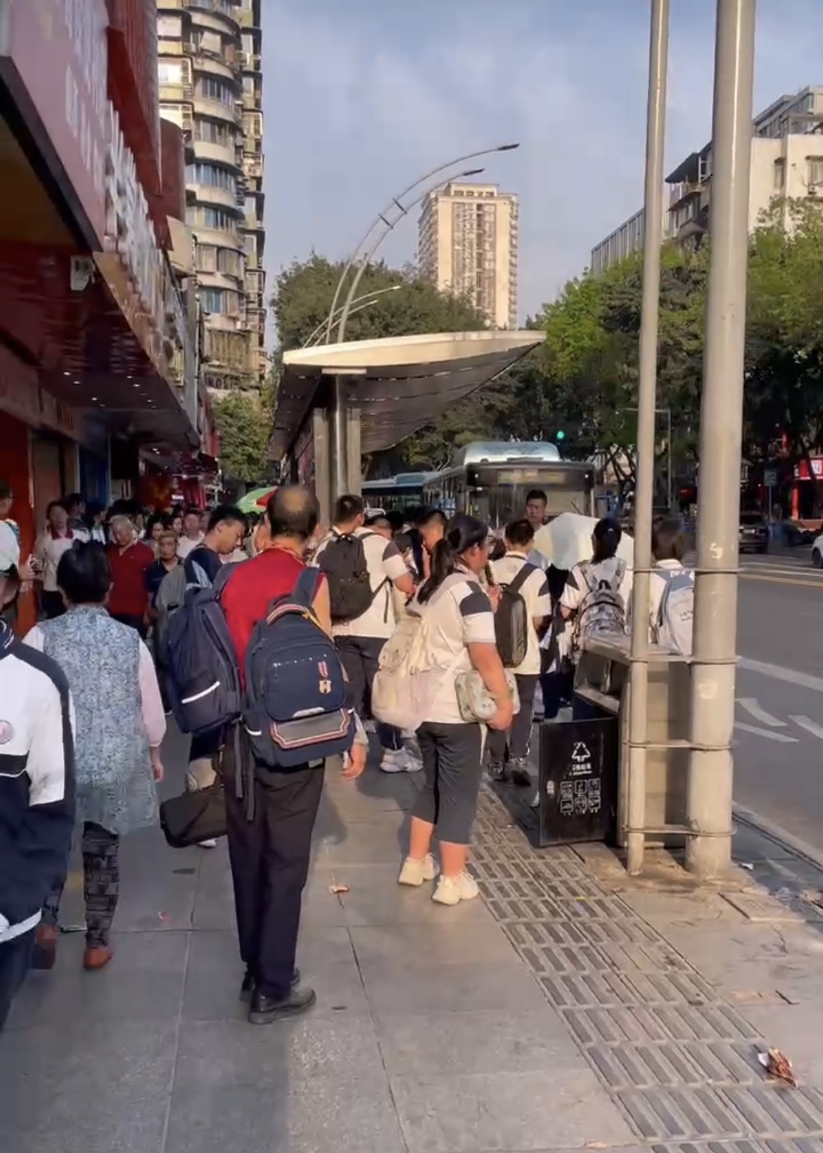 门面出租店铺出租临街二层全落地窗