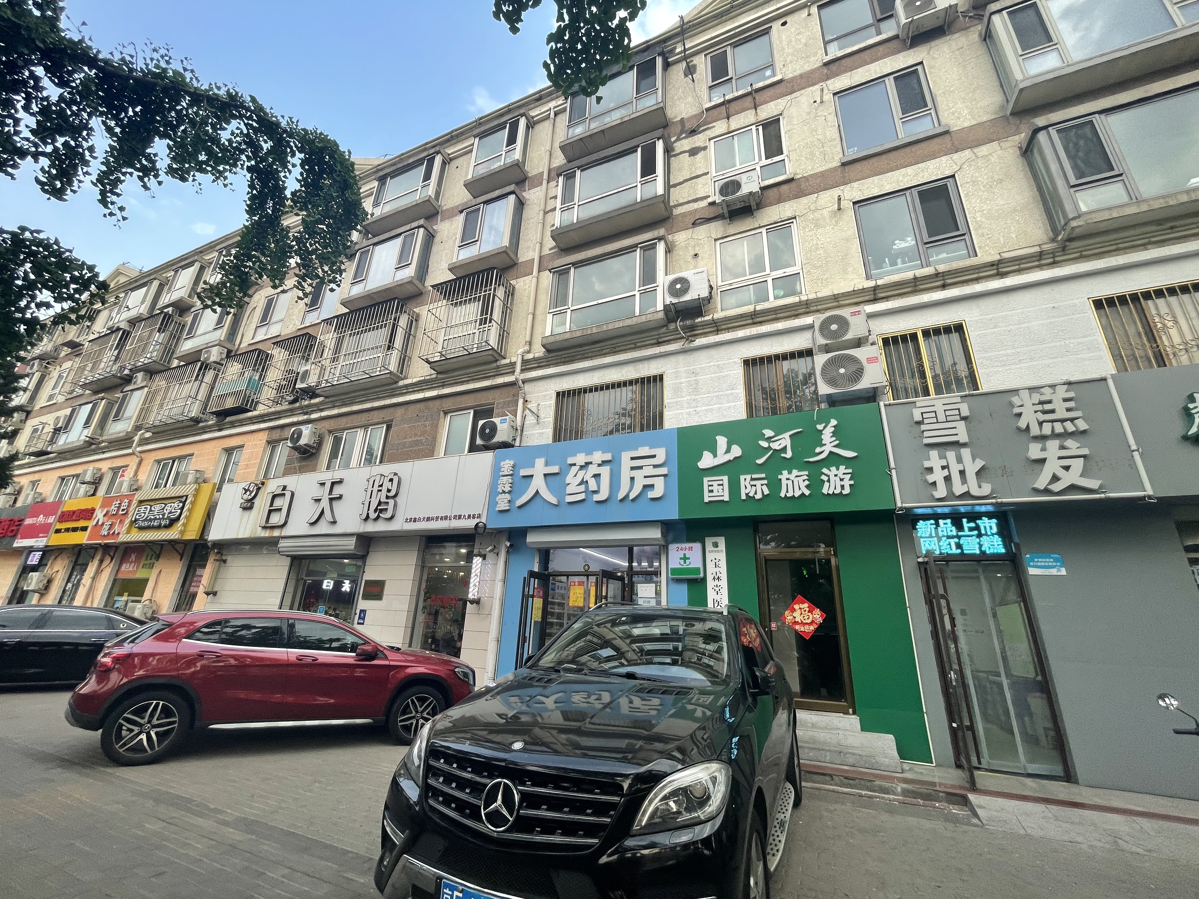 地铁口临街40㎡商铺出租对面就是多所学校