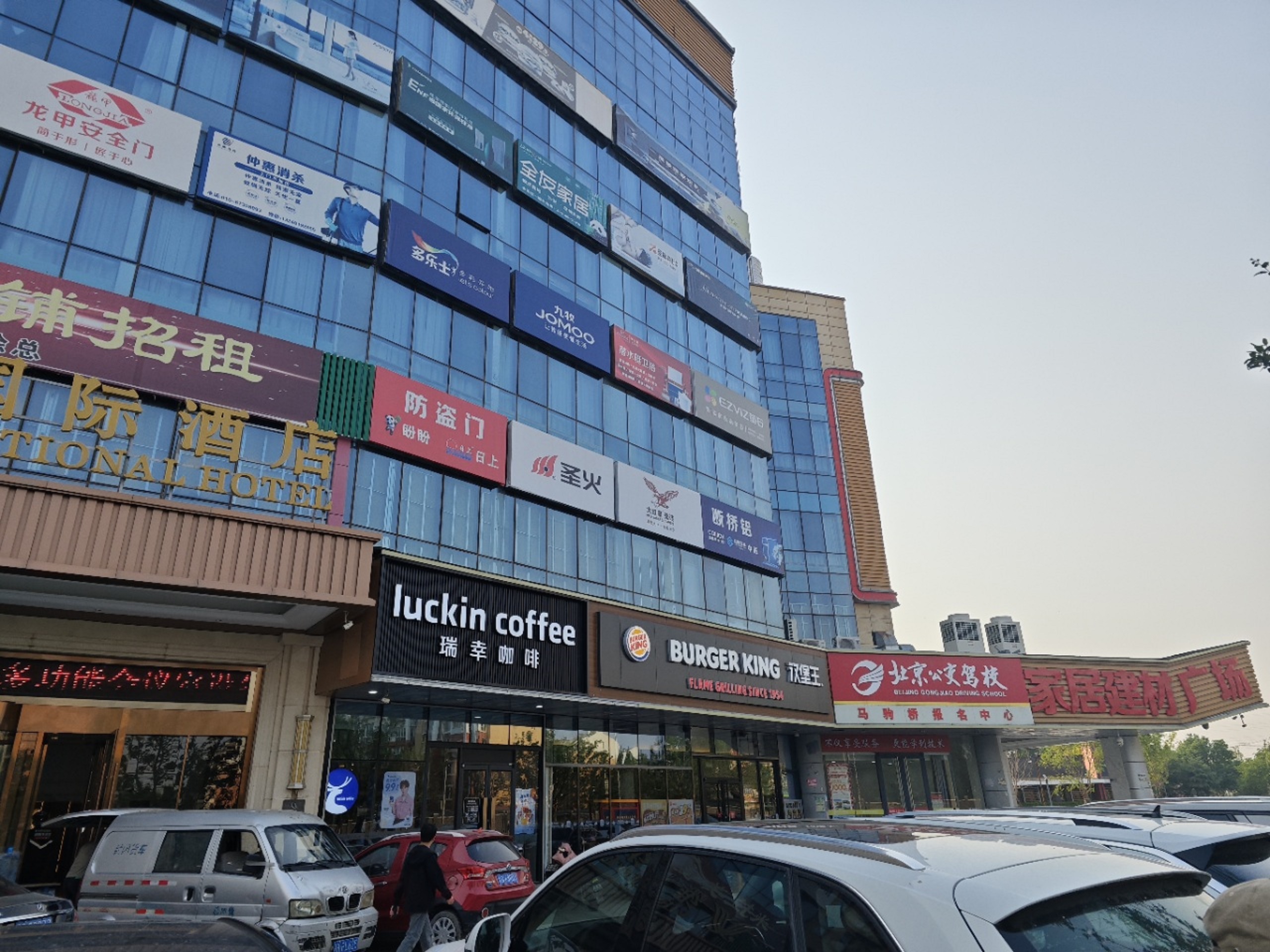 马驹桥商业街火锅店转让 门头展示面大