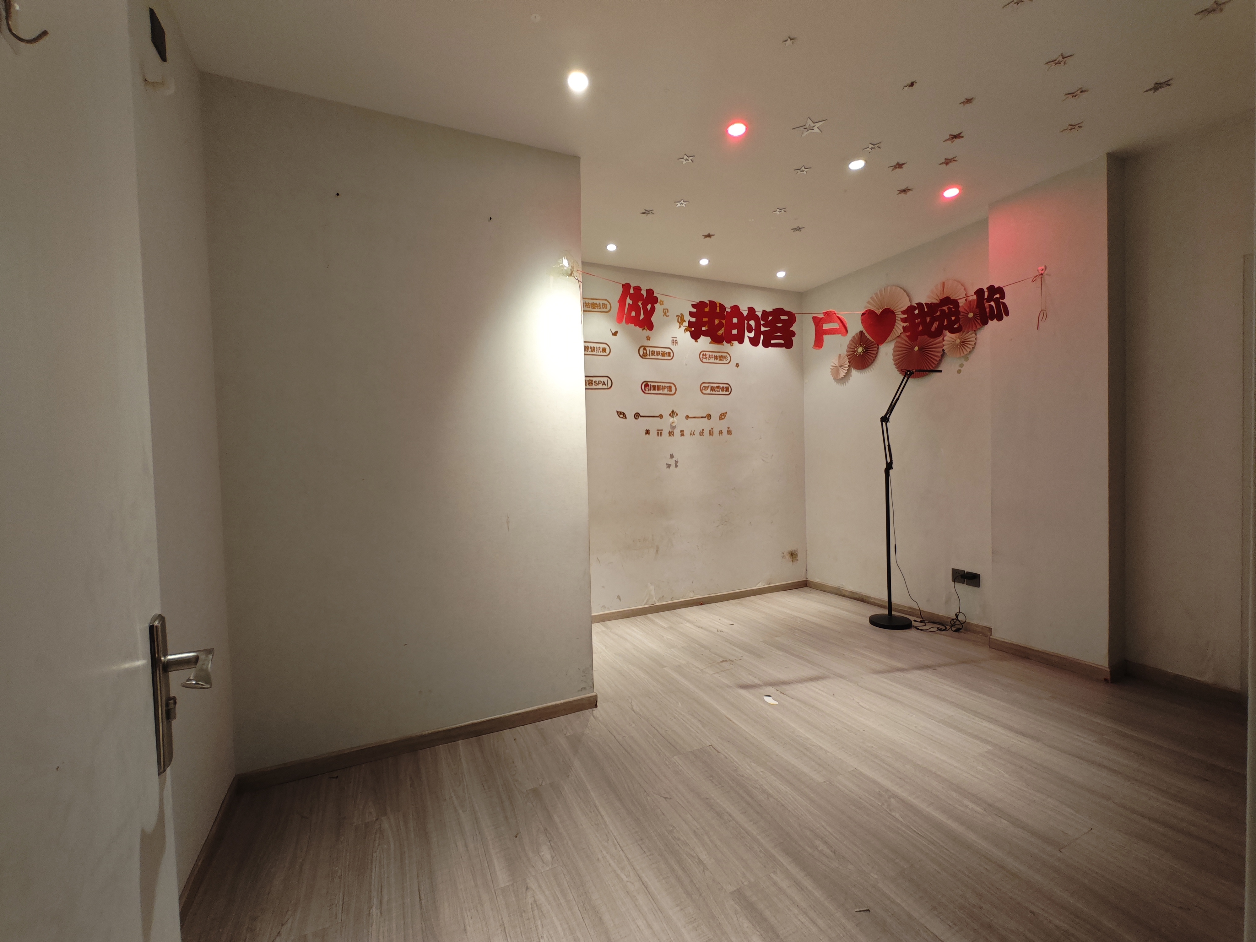 朝阳定福庄西街商铺出租240平一层，紧邻传媒大学