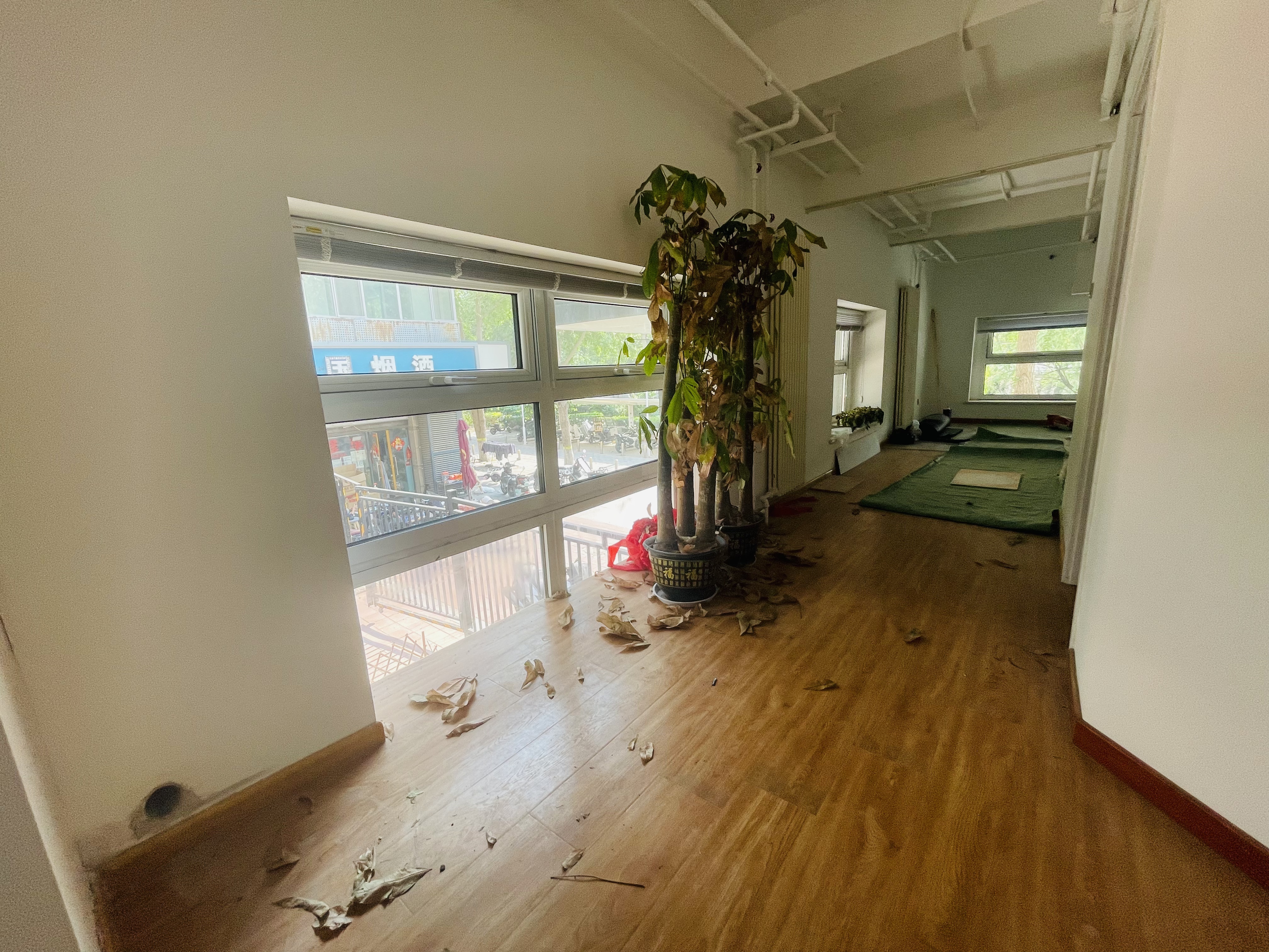 百子湾小区门口临街商铺出租双门头展示位