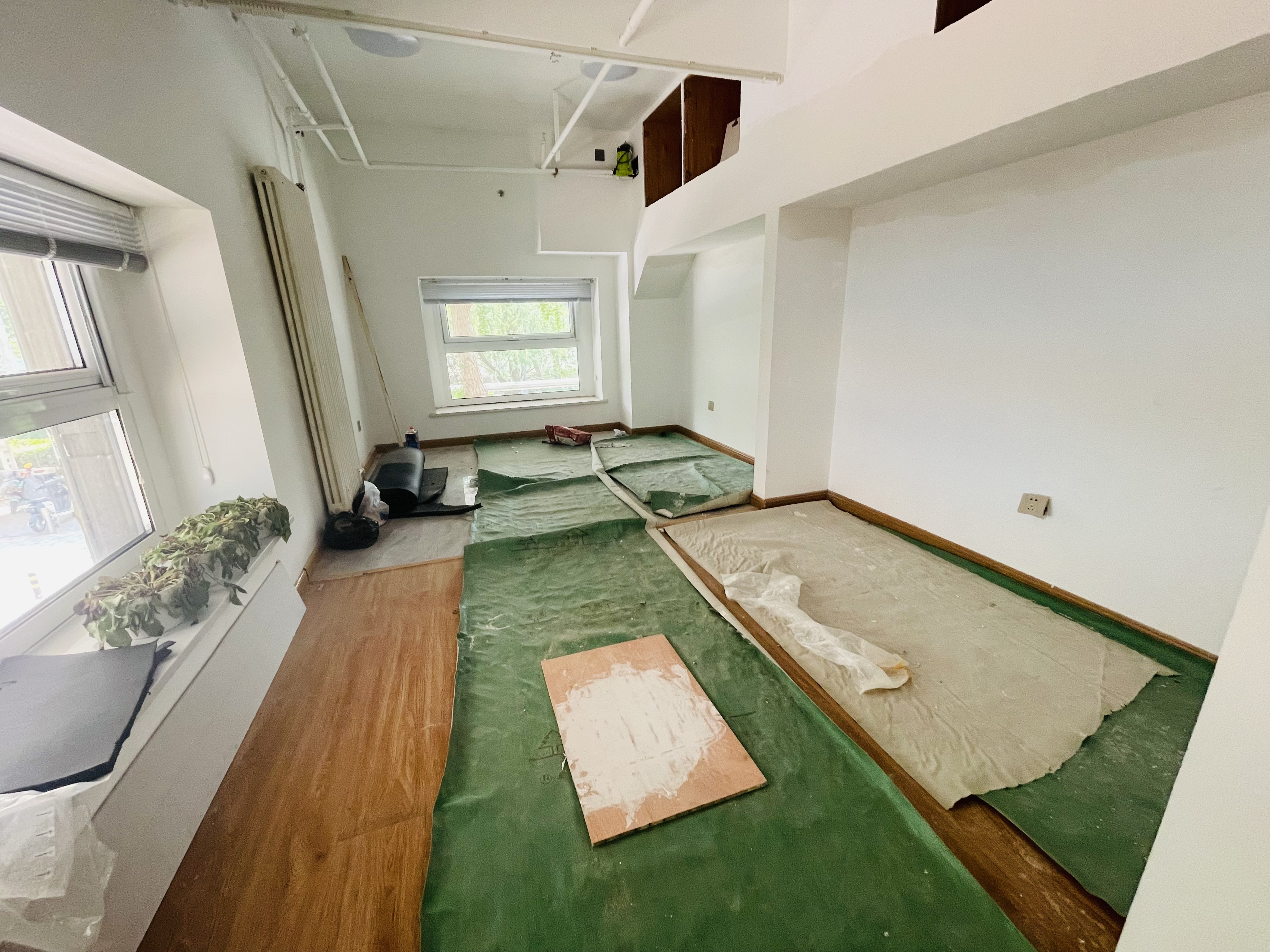 百子湾小区门口临街商铺出租双门头展示位