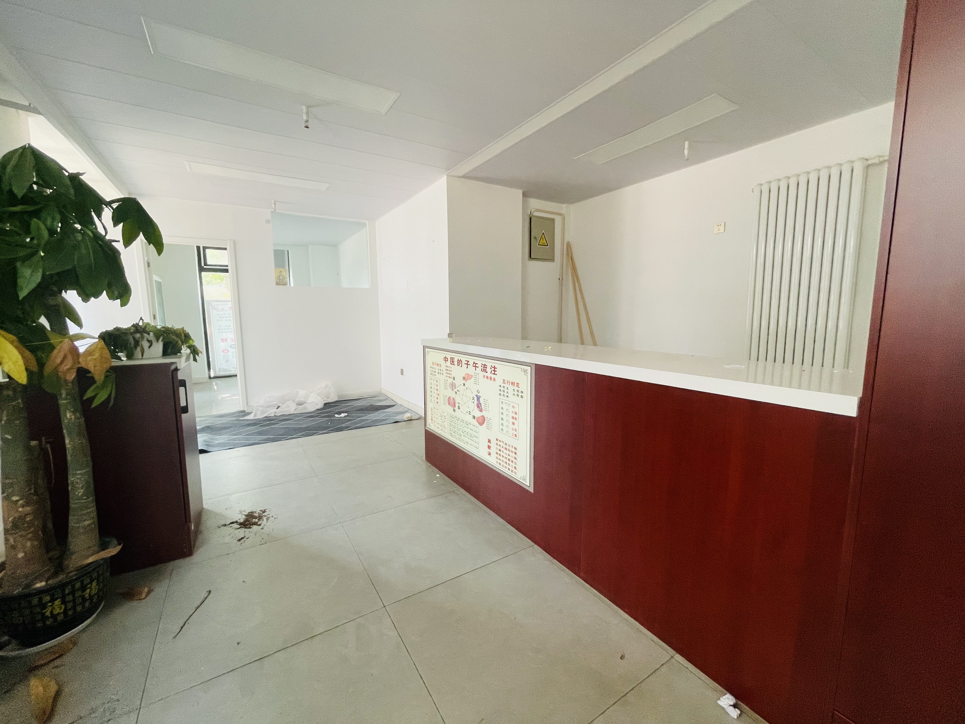 百子湾小区门口临街商铺出租双门头展示位