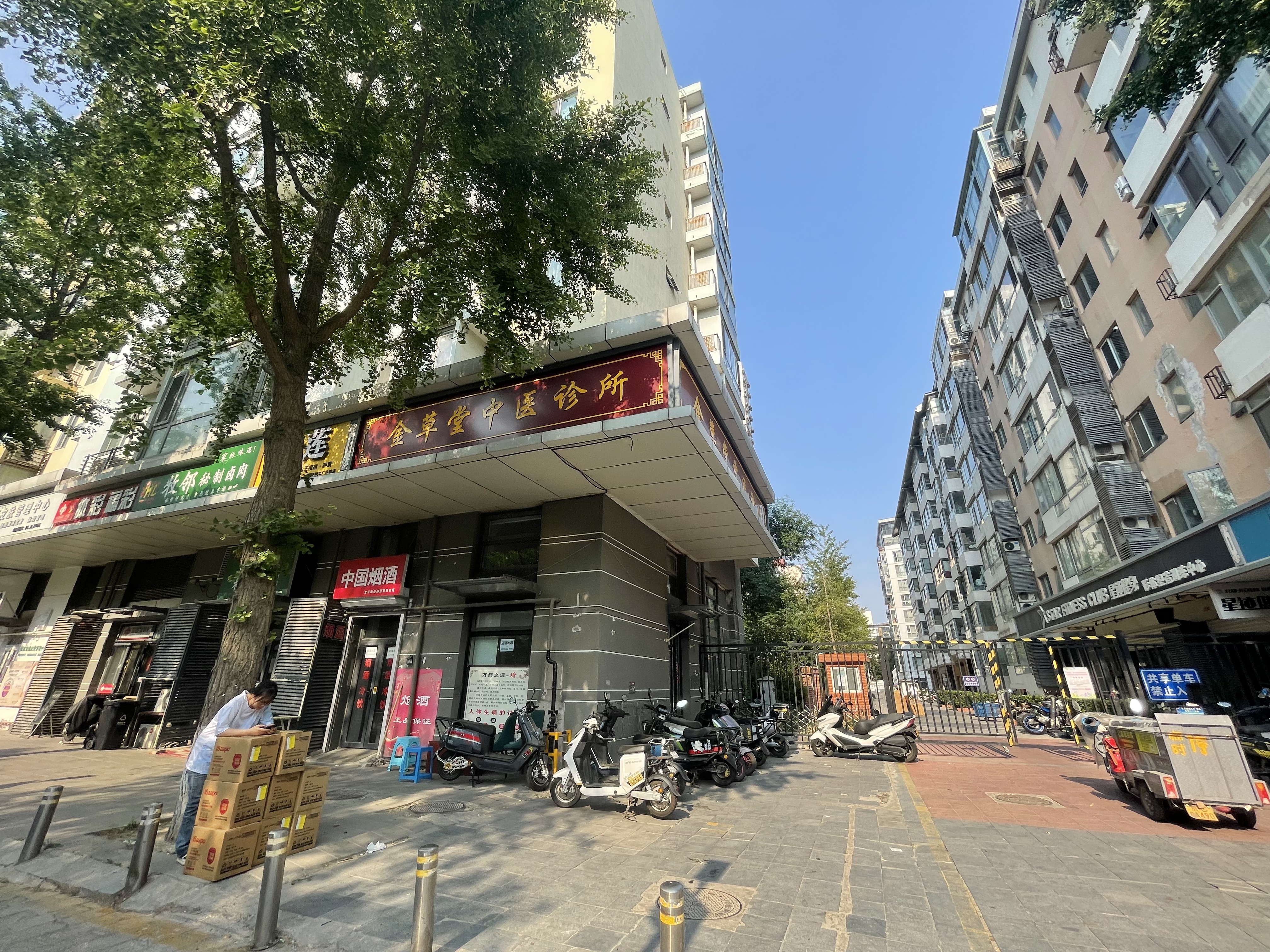 百子湾小区门口临街商铺出租双门头展示位
