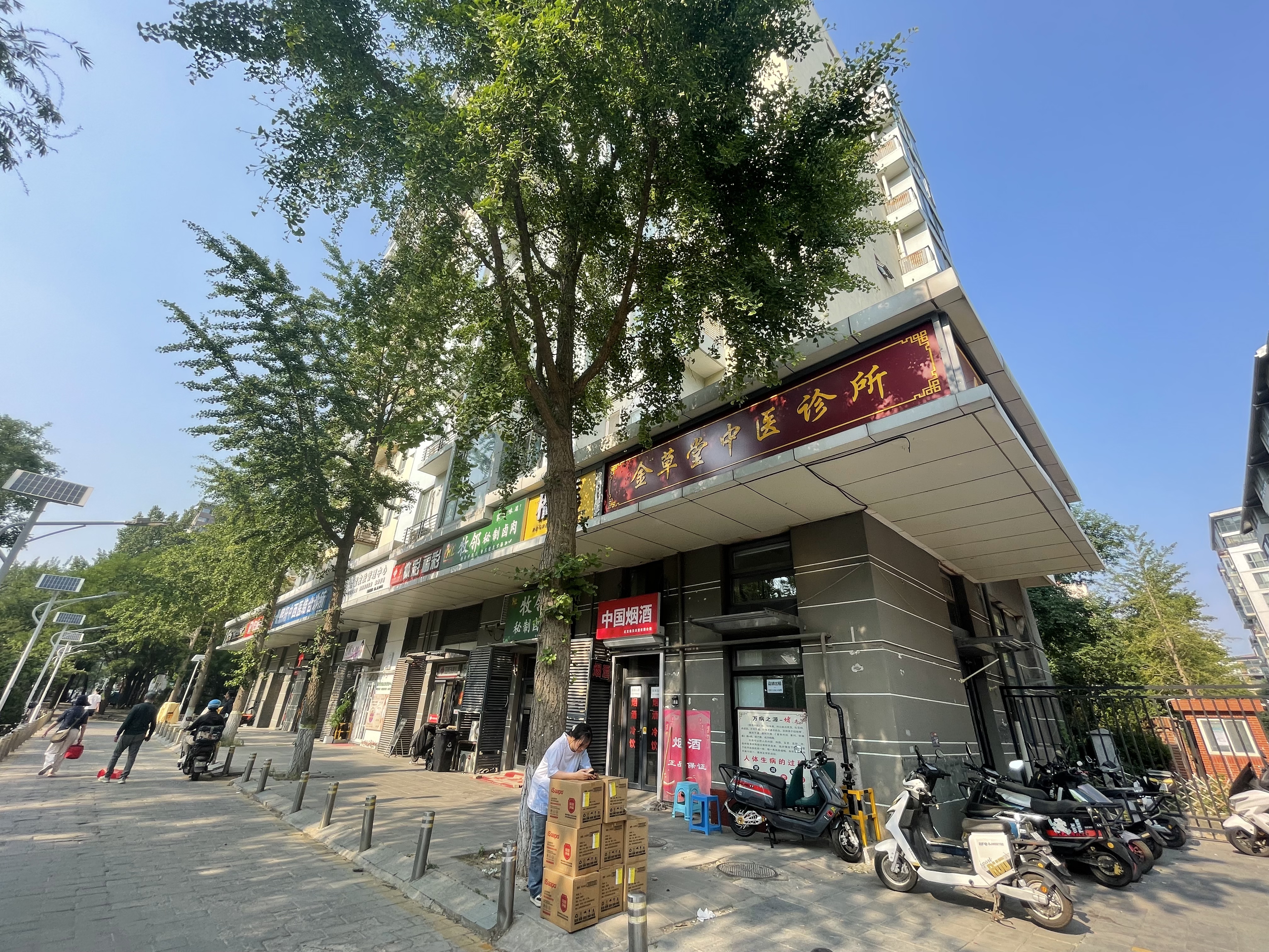 百子湾小区门口临街商铺出租双门头展示位