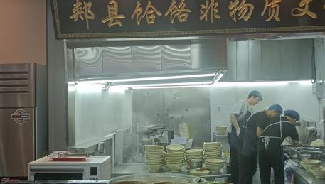 店铺地理位置优越，客流量大，周边写字楼、居民小区密集，