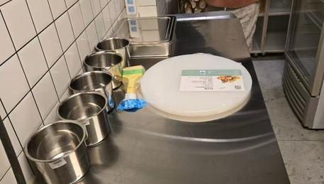 临街旺铺出租！8㎡精装现铺，紧邻天坛南门、医院、学校